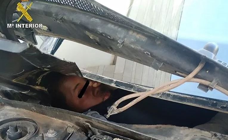 SAKRIFICAT PËR TË KALUAR KUFIRIN/ Dy të rinjtë fshihen në motorin e makinës (FOTOT)
