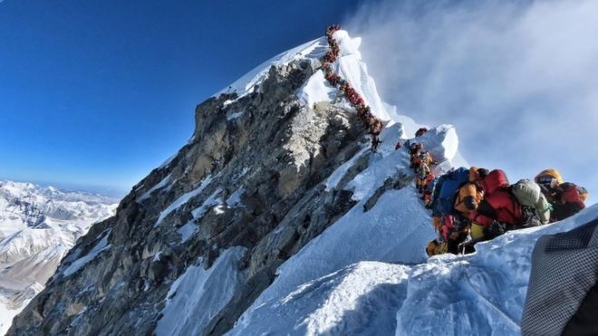 “BLLOKIMI I TRAFIKUT”/ U lodh nga ngjitja në malin Everest, ja si pësoi 41 vjeçari