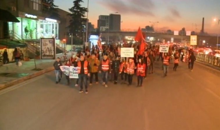 E RËNDË NË TIRANË/ Protestuesit e Astirit DHUNOJNË shoferin pasi i BLLOKUAN rrugën