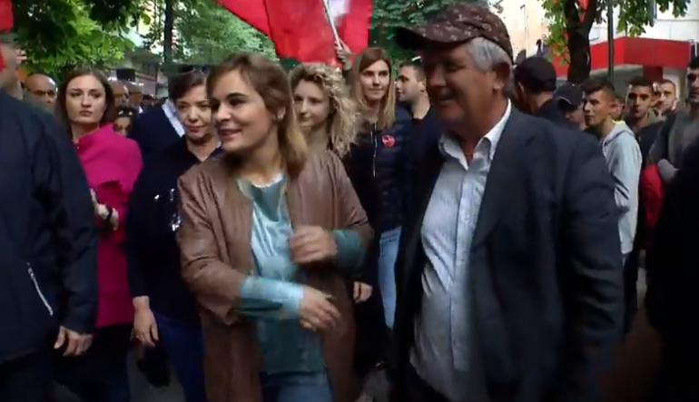 PROTESTA E OPOZITËS/ Kryemadhi ngre dy gishtat me djalin e të ndjerit Sokol Olldashi (FOTO)