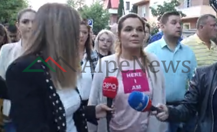 “HERE I AM”/ Monika Kryemadhi VISHET ndryshe në protestë: Jam optimiste, ne do shpëtojmë Shqipërinë