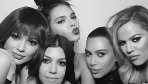 MUNGOI NË "MET GALA 2019"/ Çfarë shkruan Khloe Kardashian për motrat e saj: Dukeshit të mrekullueshme (FOTO)