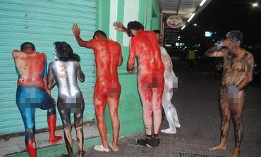 E PAZAKONTË/ Karteli i drogës ngjyros njerëzit dhe i detyron të ecin nudo në rrugë (FOTO)