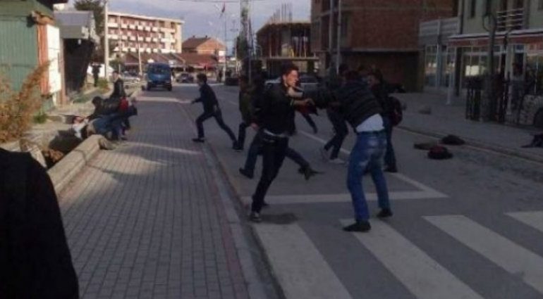 I GJETËN MBULUAR ME…/ Shqiptarët masakrojnë me thika dhe shkop bejsbolli dy persona
