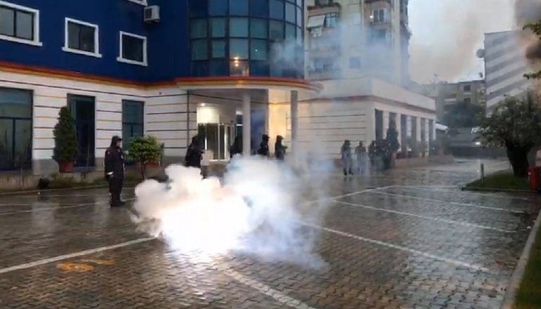 PROTESTA/ Dëmtohet një POLIC nga flakadanët e hedhur drejt drejtorisë së…