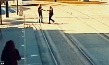 PAK SEKONDA LARG VDEKJES/ Polici hero shpëton gruan e verbër nga përplasja me trenin (VIDEO)