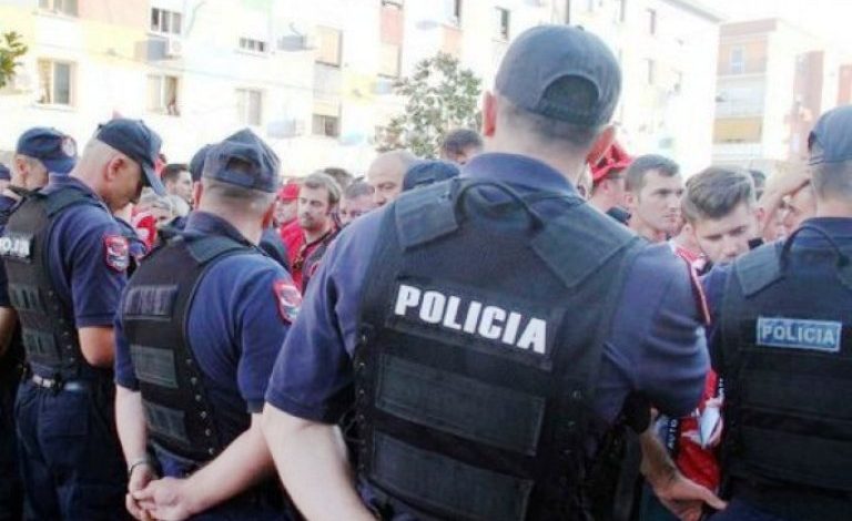 PROTESTA E OPOZITËS/ Policia e Korçës, shoqëron dy protestues