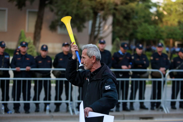PROTESTA E OPOZITËS/ Washington Post: Disa MILITANTË hodhën flakë dhe BOMBA tymi, ndërsa…