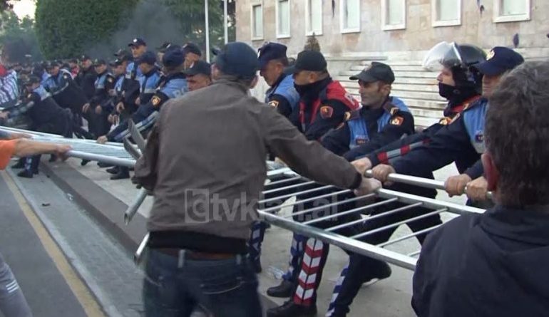 PROTESTA E OPOZITËS/ 1500 policë në gadishmëri