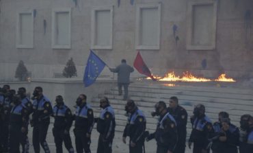 SONDAZHI/ Opozita humb mbështetjen e shqiptarëve. 67.1% e tyre kundër protestave