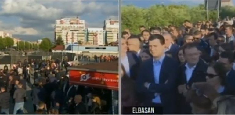 OPOZITA BLLOKON RRUGËT/ Basha në Elbasan, militantët u vendosin zjarrin gomave në mes të… (VIDEO)