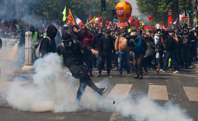 KAOS PËR 1 MAJIN/ Përleshje e fortë në Paris, gurë e gaz lotsjellës ndaj…