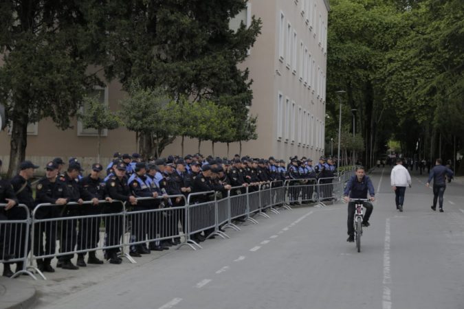 2 ORË LEJE PËR PROTESTËN/ Opozita: Nuk e njohim Policinë e Tiranës