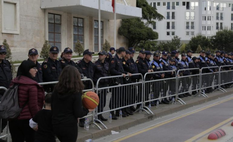 PROTESTA E OPOZITËS/ Efektivët drejtohen nga tarraca e kryeministrisë (FOTO)