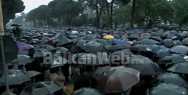 PROTESTA E OPOZITËS/ Policia “blindon” kryeministrinë, “gati” edhe…