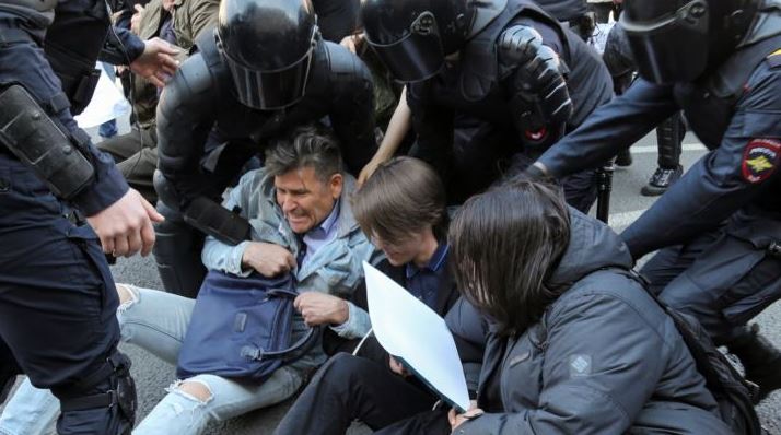PAS PROTESTAVE NË SHËN PETERSBURG/ Ndalohen 111 persona, në mesin e tyre edhe…