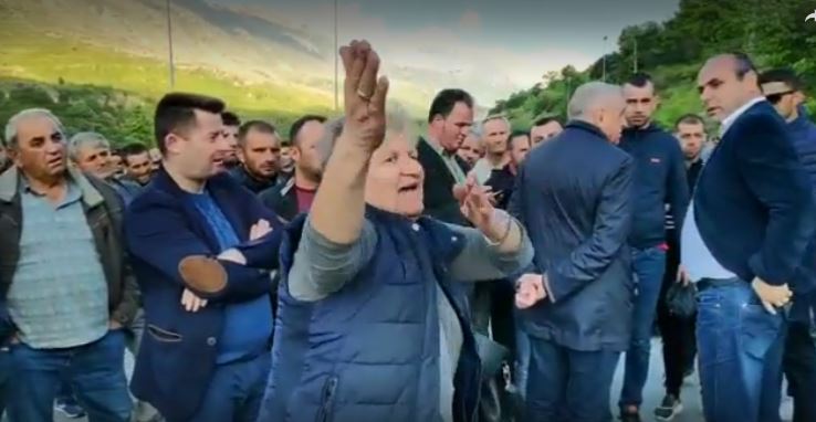 OPOZITA BLLOKON RRUGËT/ Tension në Gjirokastër, e moshuara: TURP, vota nuk…
