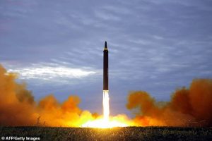 FILLOI NGA…/ Koreja e Veriut “breshëri” raketash në Detin e Japonisë