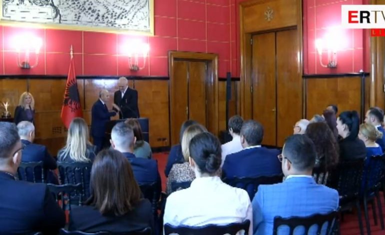 “TA MBROJMË, TA DUAM, TË VOTOJMË QEVERINË”/ Rama: Ulu, se këtu nuk jemi për…