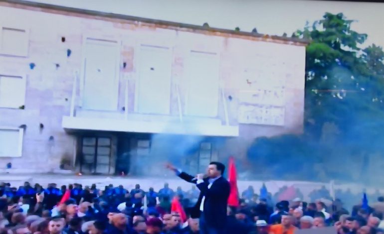 PAMJET NGA DRONI/ Ja sa ishte pjesëmarrja në bulevard kur po mbante fjalimin Lulzim Basha