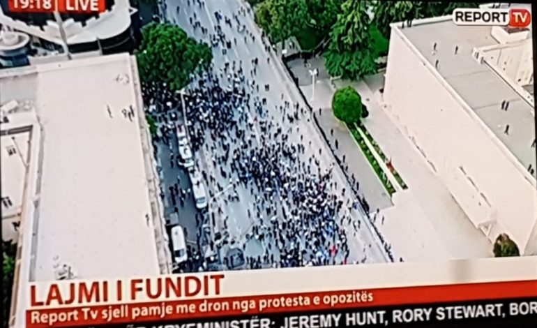 PAMJET ME DRON/ Pjesëmarrja zhgënjyese në bulevard nervozon Bashën, kryedemokrati nuk del nga zyra