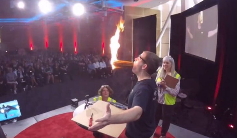 RREZIKON NË 30 SEKONDA/ Shikoni se si i mban burri 100 qirinj të NDEZUR në gojë  (VIDEO)