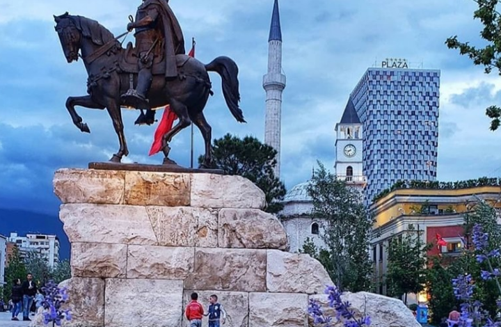 NË NJË KËND/ Photo of the day. Kur ndërtesat “kyç” në Tiranë bëjnë “xing”
