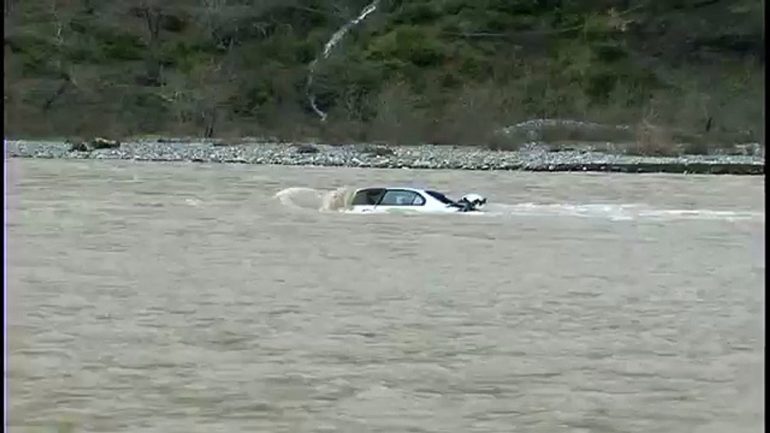E FUNDIT/ Bie nga 200 m LARTËSI në lumin Shkumbin një makinë