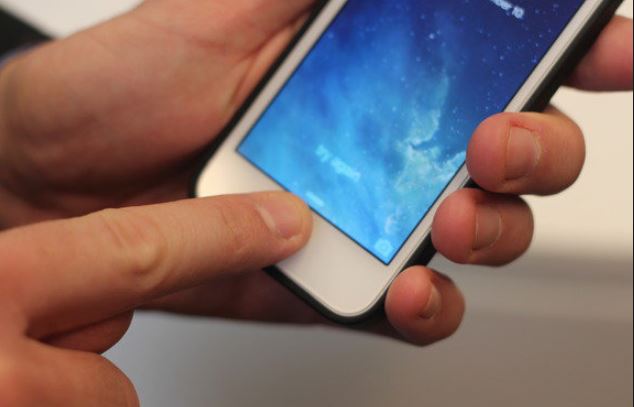 FIKSIME XHELOZIE/ I hapi telefonin të dashurës duke përdorur gishtin e saj, por akuzohet…
