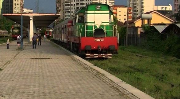 E RËNDË NË DURRËS/ Treni përplas për vdekje nxënësin pranë stacionit hekurudhor