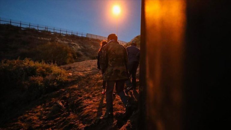 “DO TË MBUSHË BOSHLLËKUN…”/ Mbështetësit e Trump fillojnë ndërtimin e MURIT me Meksikën