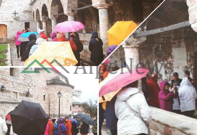 “SFIDOJNË” SHIUN/ Voskopoja plot me TURISTË dhe me çadra në duar (PAMJET)
