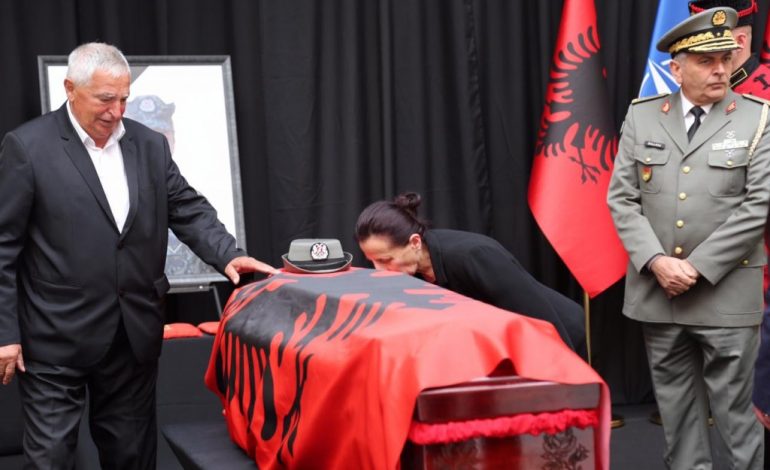 HOMAZHE PËR NDER TË ZARIFE HASANAJ/ Momentet prekëse nga ceremonia. Lot e dhimbje (FOTO)