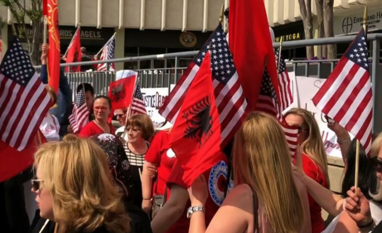 PARA AMBASADËS SERBE/ Komuniteti shqiptar proteston në Uashington