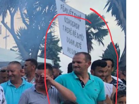 “PROTESTA E PD-s NË SARANDË”/ Ja se si persona me të shkuar kriminale janë në krah të ish-deputetit Fatbardh Kadilli (FOTO)
