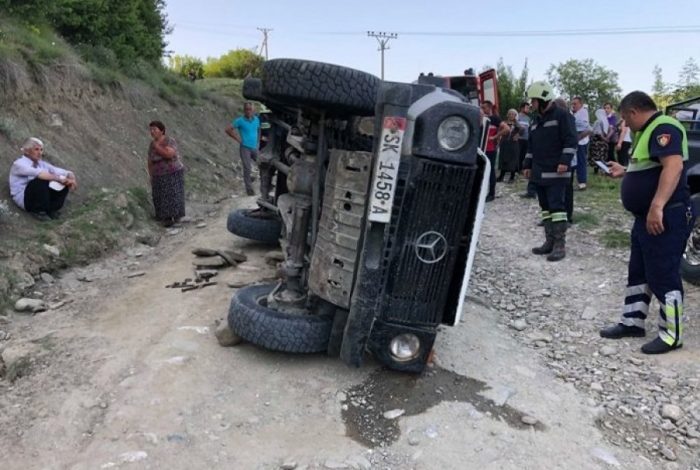 E RËNDË NË GRAMSH/ Rrokulliset “Fuoristrada”, zjarrëfikësit shpëtojnë…