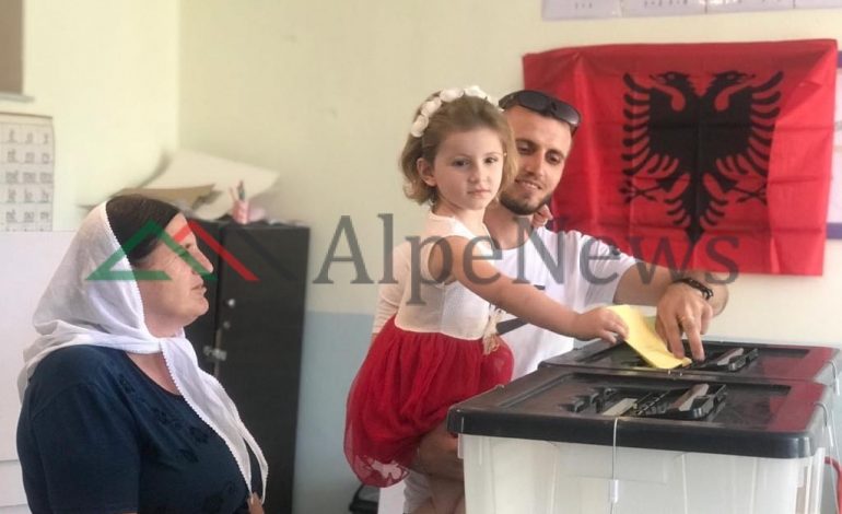SHQIPËRIA VOTON/ Fotolajm, vogëlushja “ndihmon” babain të votojë!