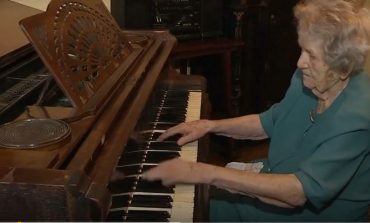 ME DORË TË THYER/ Njihuni me 108 vjeçaren që ende vazhdon të luajë në piano