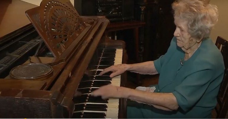 ME DORË TË THYER/ Njihuni me 108 vjeçaren që ende vazhdon të luajë në piano