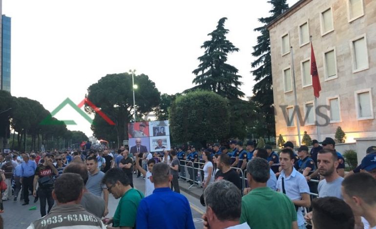 NIS PROTESTA E OPOZITËS/ Ja numri i PAKËT i pjesëmarrësve në SHESH!