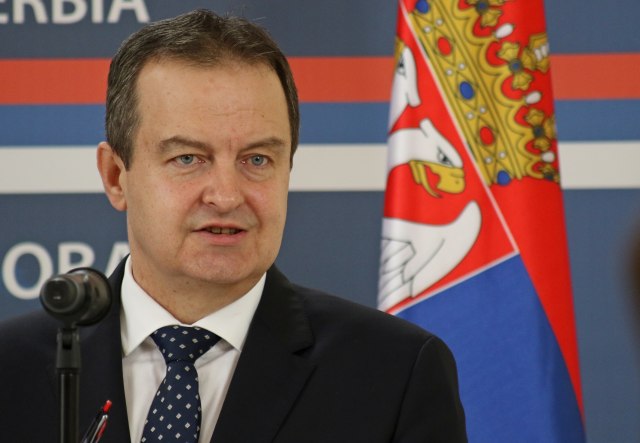 TAKSA 100% NDAJ SERBISË/ Daçiç: Ka mundësi të MOS mbahet Samiti i Parisit nëse…