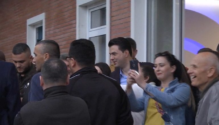 TUBIMI I OPOZITËS/ Lulzim Basha i bashkohet protestuesve gjysmë ore me vonesë