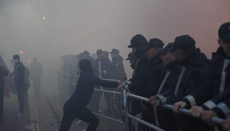 PASOJAT E KAPSOLLAVE/ Plagoset rëndë një protestues para Kuvendit