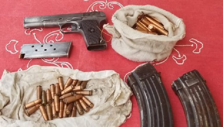 KALLASHNIKOV, PISTOLETË DHE FISHEKË/ Arrestohet i “FORTI” i PATOSIT, kishte me vete… (FOTO)