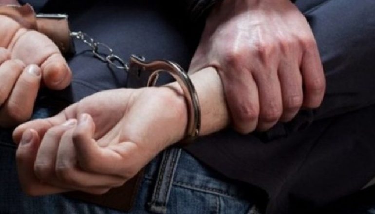 PA PATENTË, ME ARMË DHE DROGË NË MAKINË/ Në pranga një 32 vjeçar nga Saranda
