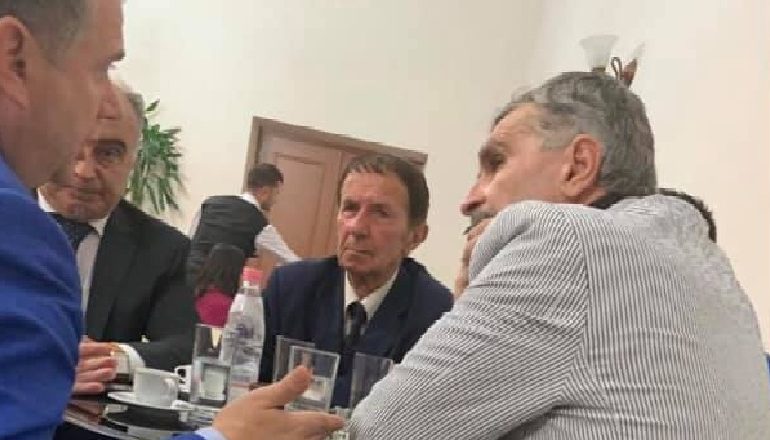 FOTOLAJM/ Taulant Balla takohet me deputetët e opozitës, Gjuzi e dëgjon me vëmendje