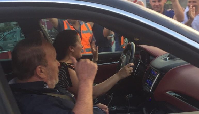 FATOS NANO MBËSHTET PROTESTËN E ASTIRIT/ Momenti teksa bashkëshortja e tij nget makinën