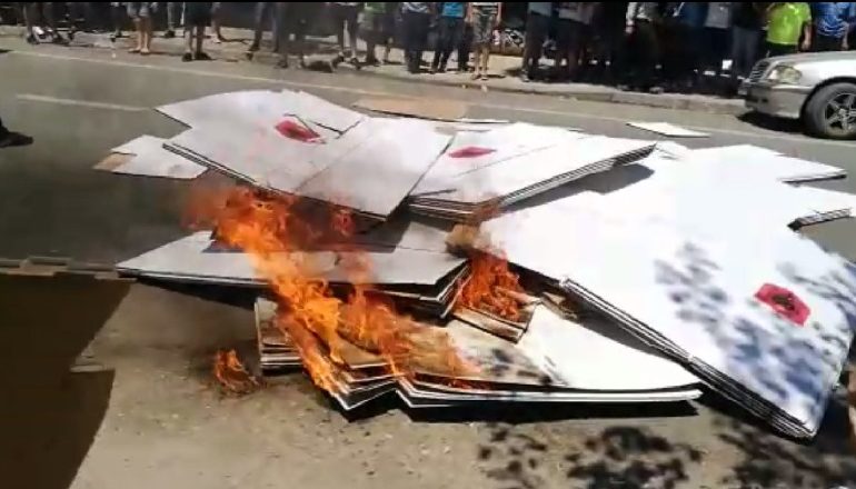 “KUKSIANËT NUK NDALIN DHUNËN”/ Shqyejnë derën e KZAZ, djegin gomat dhe godasin me gurë FNSH-në (VIDEO)