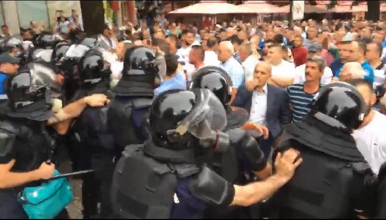 TENSIONE NË SHKODËR/ Militantët e PD sulmojnë Policinë në rrugët e qytetit