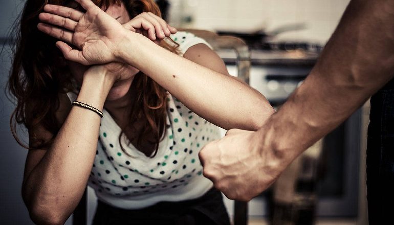 E RËNDË NË KRUJË/ Goditi me thikë ish-gruan, shpallet në kërkim 41-vjeçari